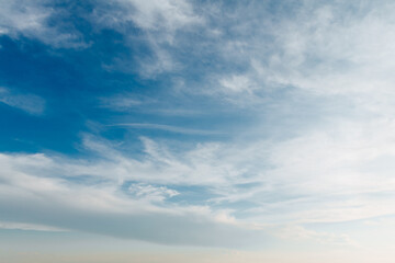Obraz premium Beautiful blue sky with stretched white clouds