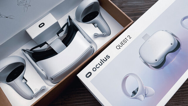 Oculus Quest 2を注文。開封の儀。製品レビュー動画撮影の一コマ。FacebookのスタンドアローンワイヤレスVRヘッドセット「オキュラスクエスト2」。2021年3月撮影/日本