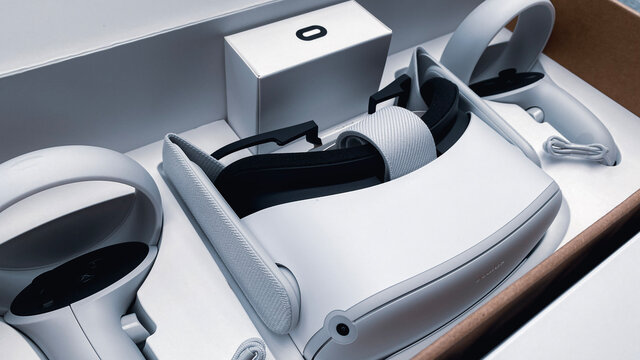 FacebookのVRヘッドセット/ヘッドマウントディスプレイ「Oculus Quest 2(オキュラスクエスト2)」を購入。開封して仮想空間でゲームや映像作品を楽しみます。巣ごもり消費/おうち時間/ニューノーマル/新しい生活様式。2021年3月撮影/日本