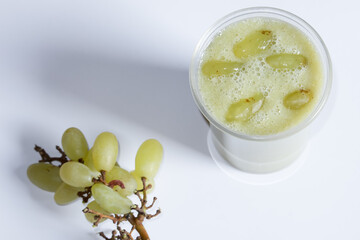 Obraz na płótnie Canvas fresh grapes juice in glass