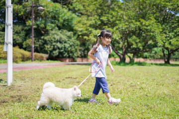 犬を散歩する小さな女の子