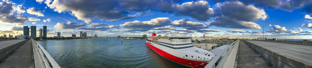 Fototapeta premium Downtown MIami at sunset from Port Boulevard