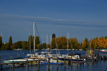 Fototapeta na wymiar Marina am Fluss Spree im Herbst, Rummelsburg, Berlin