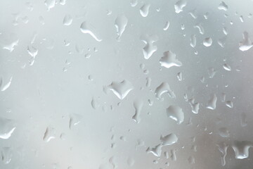 Perlende Regentropfen auf einer Fensterscheibe, Deutschland, Europa