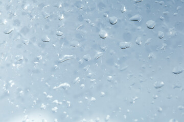 Perlende Regentropfen auf einer Fensterscheibe, Deutschland, Europa