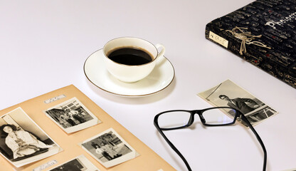 昔の家族写真で昭和を懐かしむ
