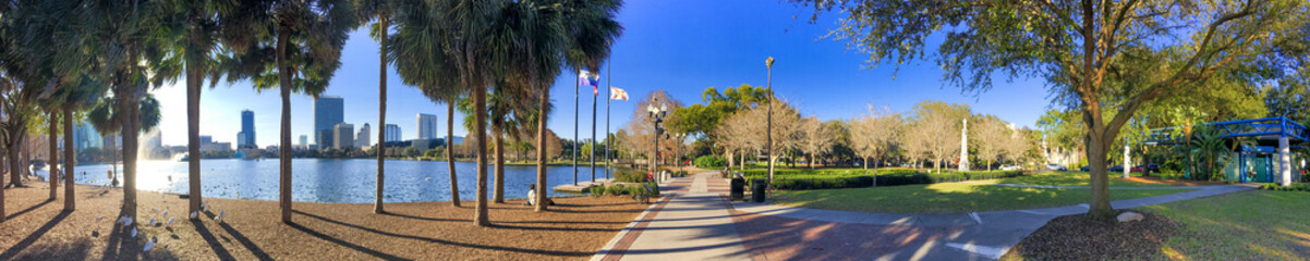 Obraz premium Orlando, Florida. Park along Lake Eola and city skyline at winter sunset