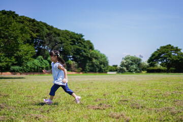 外で走り回る小さな女の子