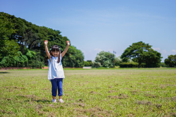 Obraz premium 外で走り回る小さな女の子