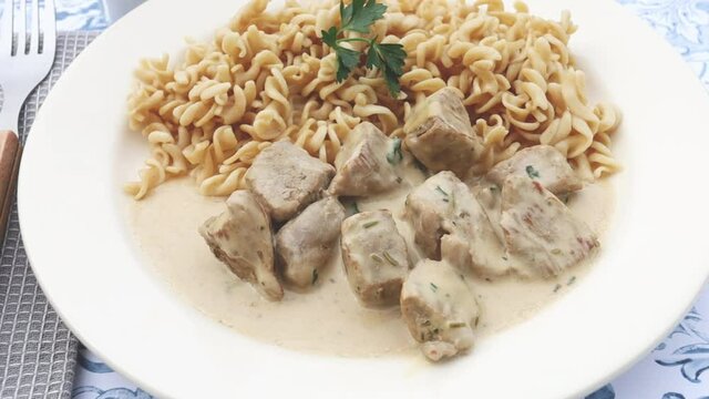 porc cuisin&eacute; et p&acirc;tes au bl&eacute; complet