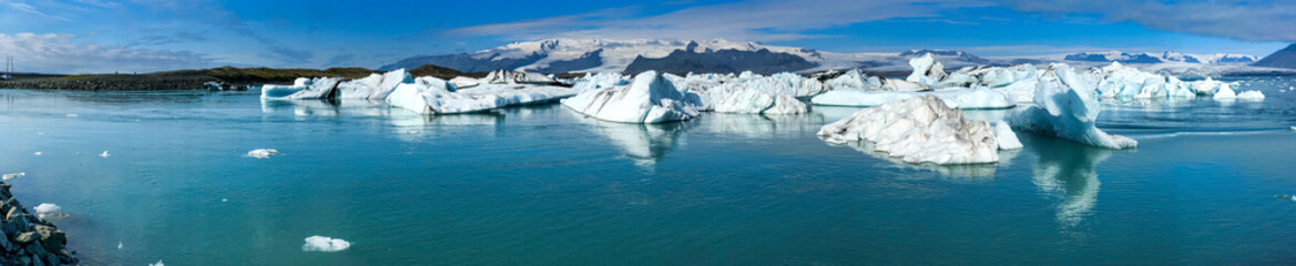 Fototapeta na wymiar Jokulsarlon Icebergs along the beach, panoramic view of Iceland coastline