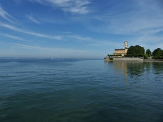 Blick über den Bodensee zum Schloss Montfort in Langenargen