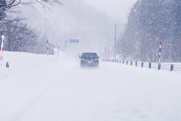 Naklejka premium 吹雪の中の運転