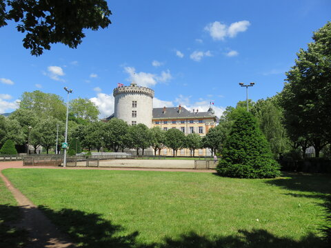 vu sur le château des ducs de Savoie et la préfecture  depuis parc public à Chambéry 73 Savoie France