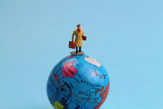 kleine Figur auf einem Globus 