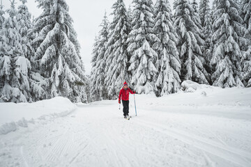 Fototapeta na wymiar Kind beim Skilaufen auf der Loipe Skilanglauf