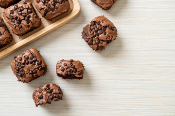 Obraz na płótnie Canvas dark chocolate brownies topped by chocolate chips