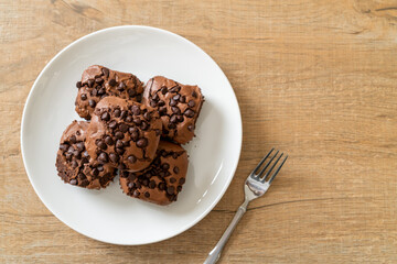 dark chocolate brownies topped by chocolate chips
