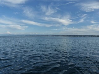 Obraz premium Blick über den Bodensee mit Uferlinie im Hintergrund