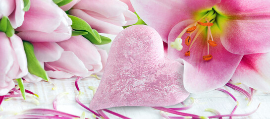 Rosa Tulpen und Lilie mit Herz