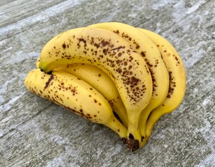 Régime de bananes tigrées mûres ,isolé  - 420431741