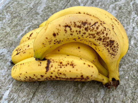 Régime de bananes tigrées mûres 