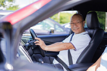 車を運転するおじいさんとおばあさん