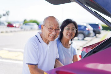 車を運転するおじいさんとおばあさん