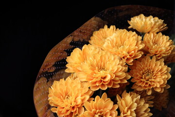 ドットパターンのフィルムで包んだ日本のオレンジ色の菊の花束