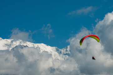 Parapentes devant la chaine du Mont Blanc.