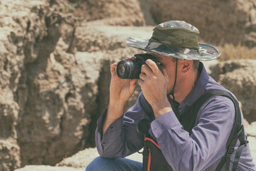 Obraz premium Photographer with camera in mountain desert