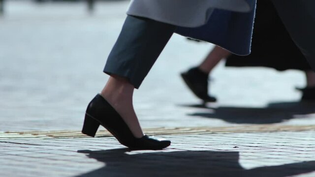 出勤する日本人ビジネスマンの雑踏