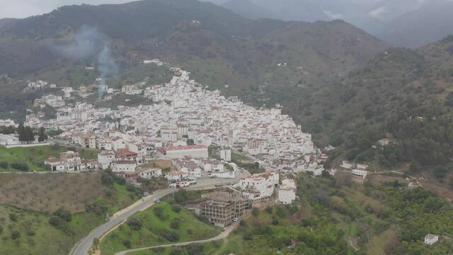 vista del municipio de Tolox en la comarca del parque nacional sierra de las Nieves, Andaluc&iacute;a