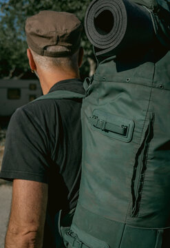 excursionista con mochila aventurera