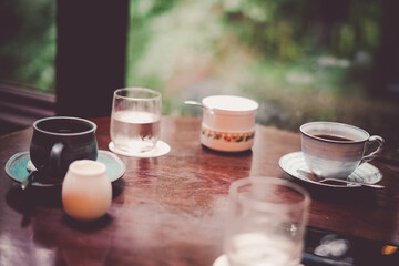 窓際のテーブルに置かれたコーヒー