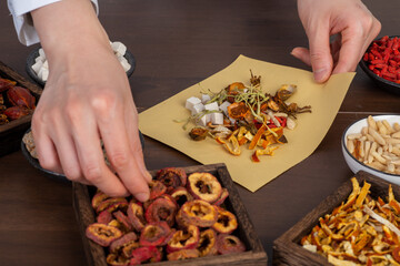 Young Chinese medicine is preparing Chinese herbal medicine
