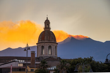 Etna fumante e la cupola di San Pietro di Riposto