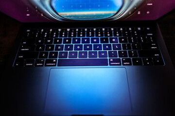 暗い部屋のノートパソコン（ゲーミングPC）