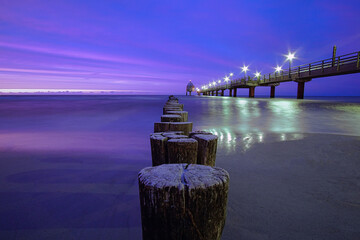 Seebrücke in Zingst zur Blauen Stunde mit einer Langzeitbelichtung.