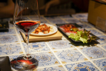 Naklejka na ściany i meble レストランの赤ワインのイメージ