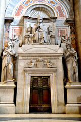 Fototapeta na wymiar interior of saint peter cathedral, sculpture - Vatican city, Vatican state, Rome, Italy