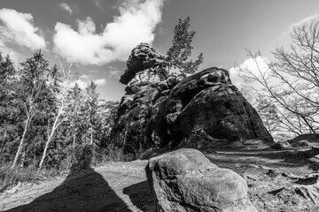 Felsen am Gohrisch in der Sächsischen Schweiz in schwarz weiß