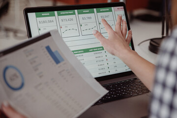 Obraz premium Woman hand analyzing finance market graph. Digital financial data graphs