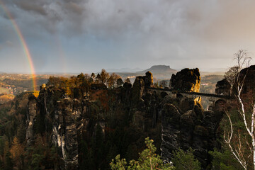 Regenbogen an der Basteibr&uuml;cke in Sachsen zum Sonnenuntergang