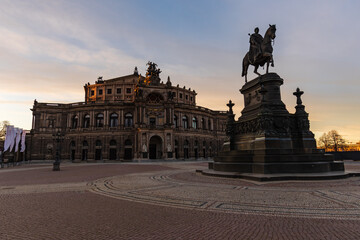 Semperoper in Dresden, Sachsen zum Sonnenuntergang