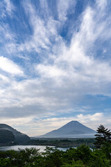精進湖からの富士山（縦構図）