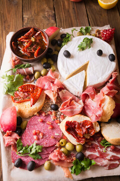 Jamon. Brie cheese.