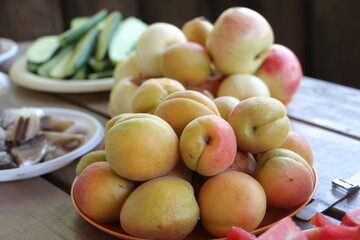 peaches in a bowl
