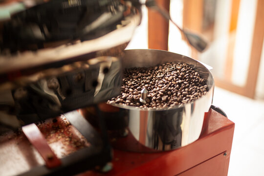 Coffee machine with beans red roasting