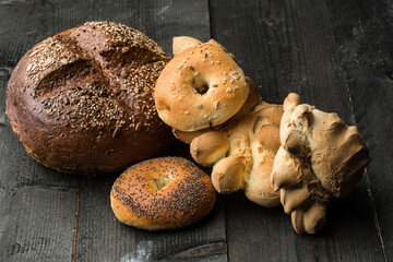 Vari tipi di pane caratteristico e tipico, isolati su un tavolo di legno